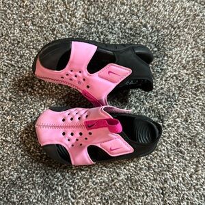 Nike toddler shoes 6C